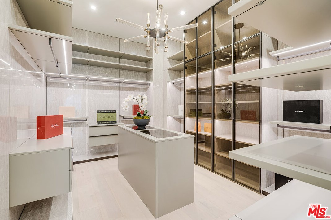 11548 Thurston Cir, Los Angeles CA  90049-2427 exterior