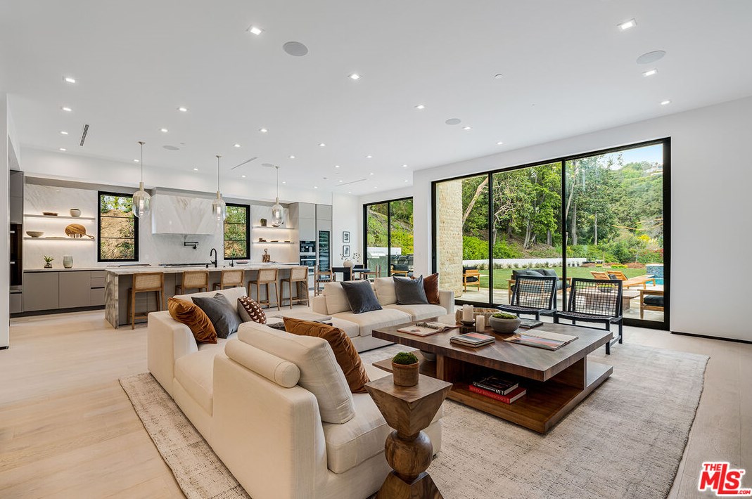 11548 Thurston Cir, Los Angeles CA  90049-2427 exterior