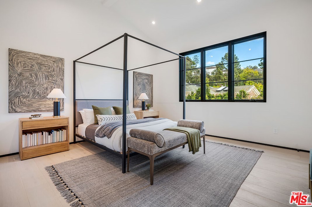 11548 Thurston Cir, Los Angeles CA  90049-2427 exterior