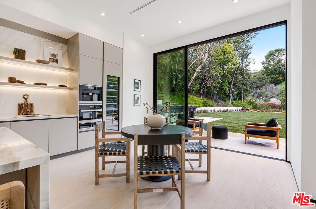 11548 Thurston Cir, Los Angeles CA  90049-2427 exterior