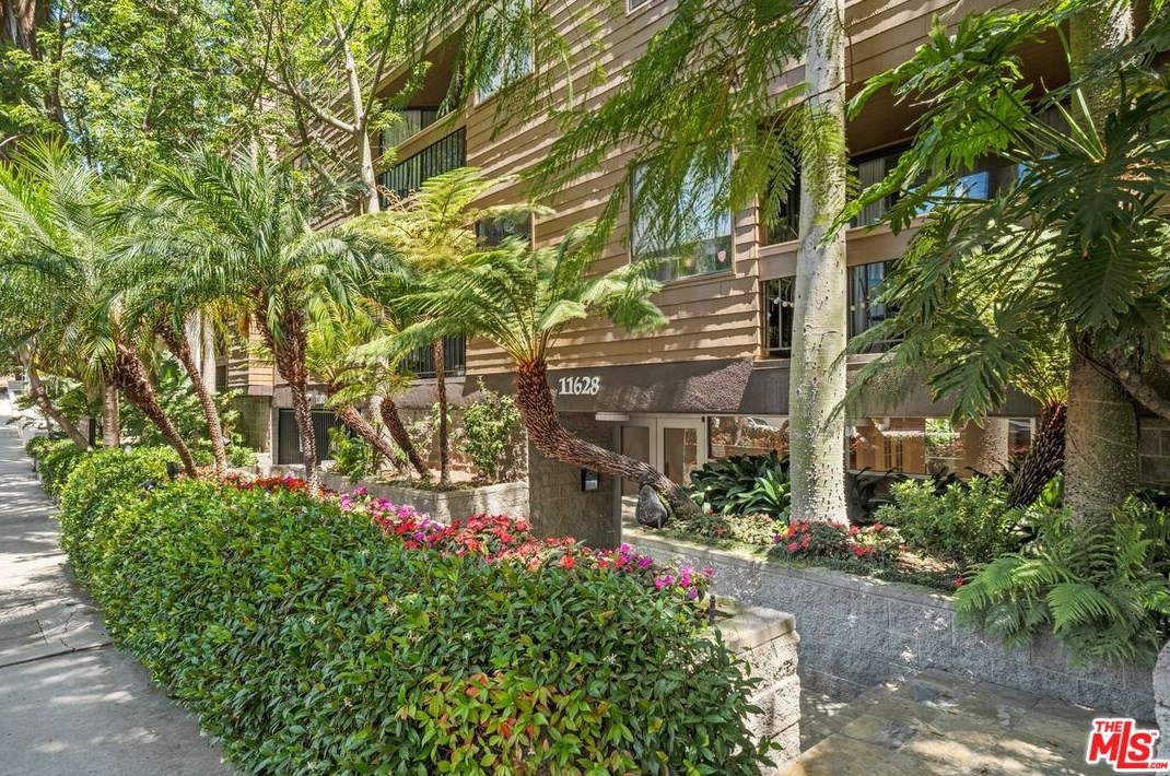 11628 Montana Ave, Los Angeles CA  90049-4607 exterior
