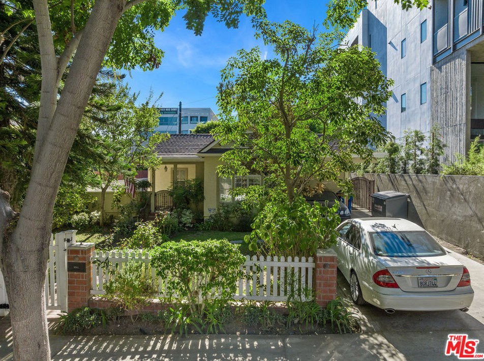 825 Larrabee St, Los Angeles CA  90069-4503 exterior