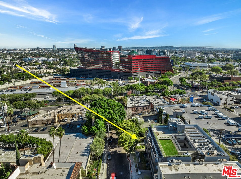 825 Larrabee St, Los Angeles CA  90069-4503 exterior