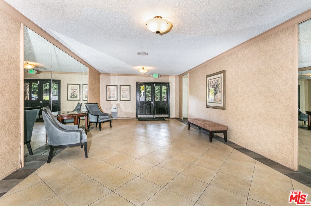 1222 Olive Dr, Los Angeles CA  90069-2756 exterior