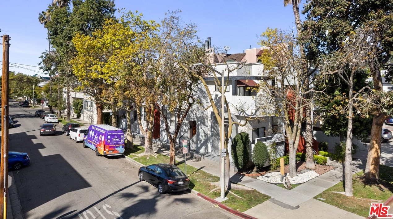 601 Sweetzer Ave, Los Angeles CA  90048-2100 exterior