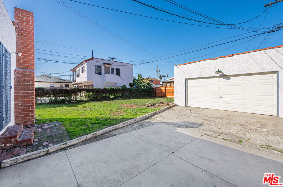 1347 62nd St, Los Angeles CA  90001-1229 exterior