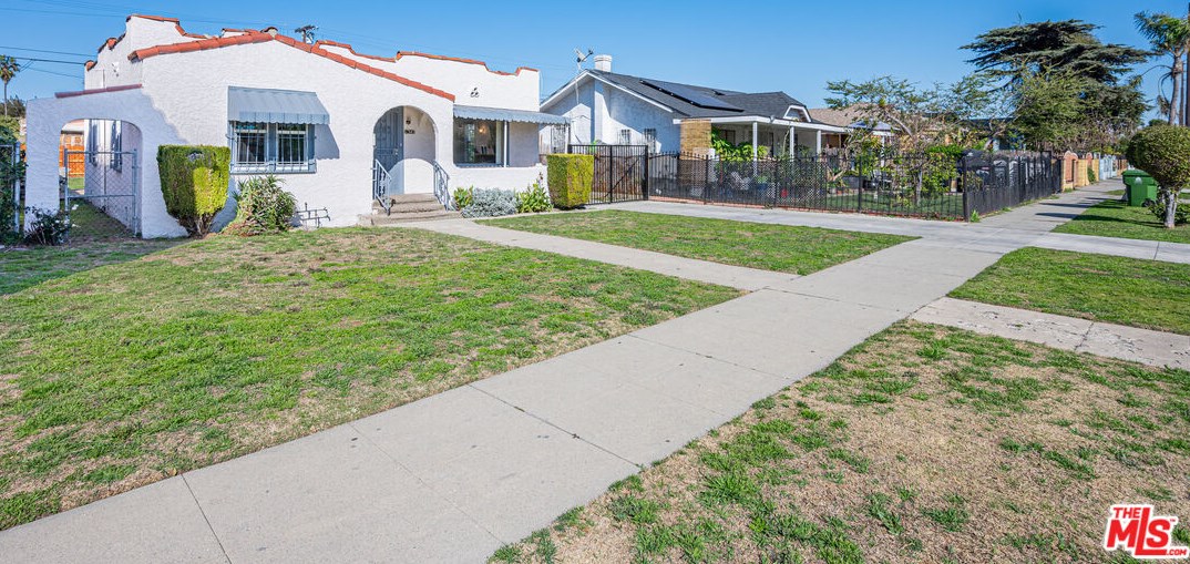 1347 62nd St, Los Angeles CA  90001-1229 exterior