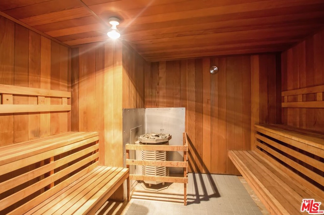 6744 Hillpark Dr, Los Angeles CA  90068-2174 exterior