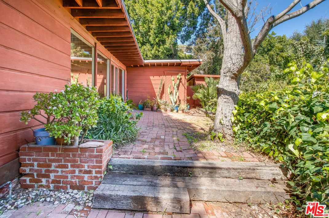 10495 Scenario Ln, Los Angeles CA  90077-2431 exterior