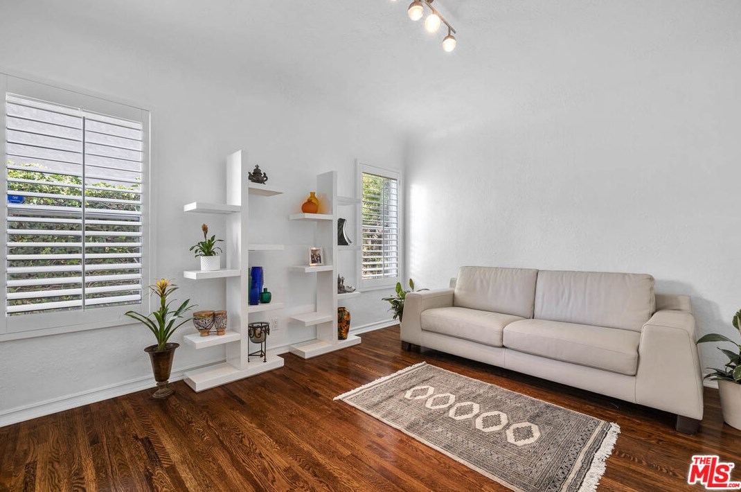 7271 Oakwood Ave, Los Angeles CA  90036-2510 exterior