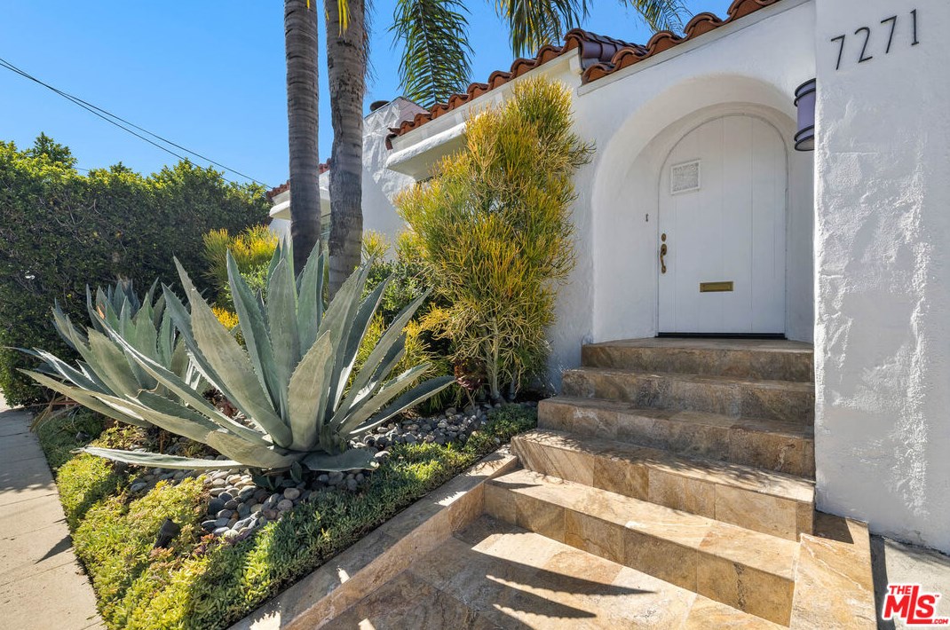 7271 Oakwood Ave, Los Angeles CA  90036-2510 exterior