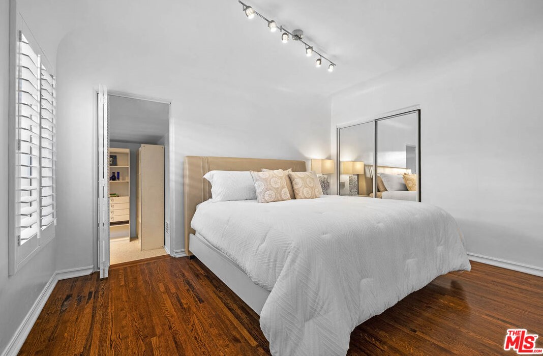 7271 Oakwood Ave, Los Angeles CA  90036-2510 exterior