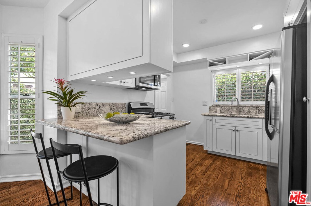 7271 Oakwood Ave, Los Angeles CA  90036-2510 exterior