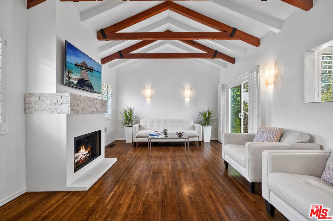 7271 Oakwood Ave, Los Angeles CA  90036-2510 exterior