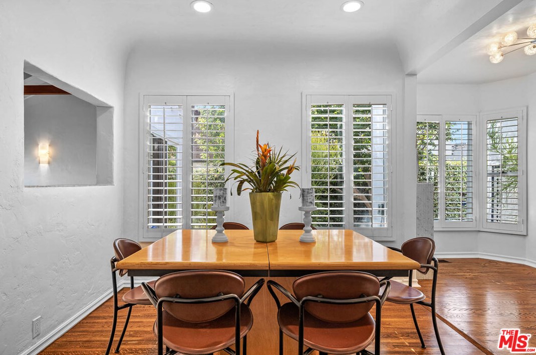 7271 Oakwood Ave, Los Angeles CA  90036-2510 exterior
