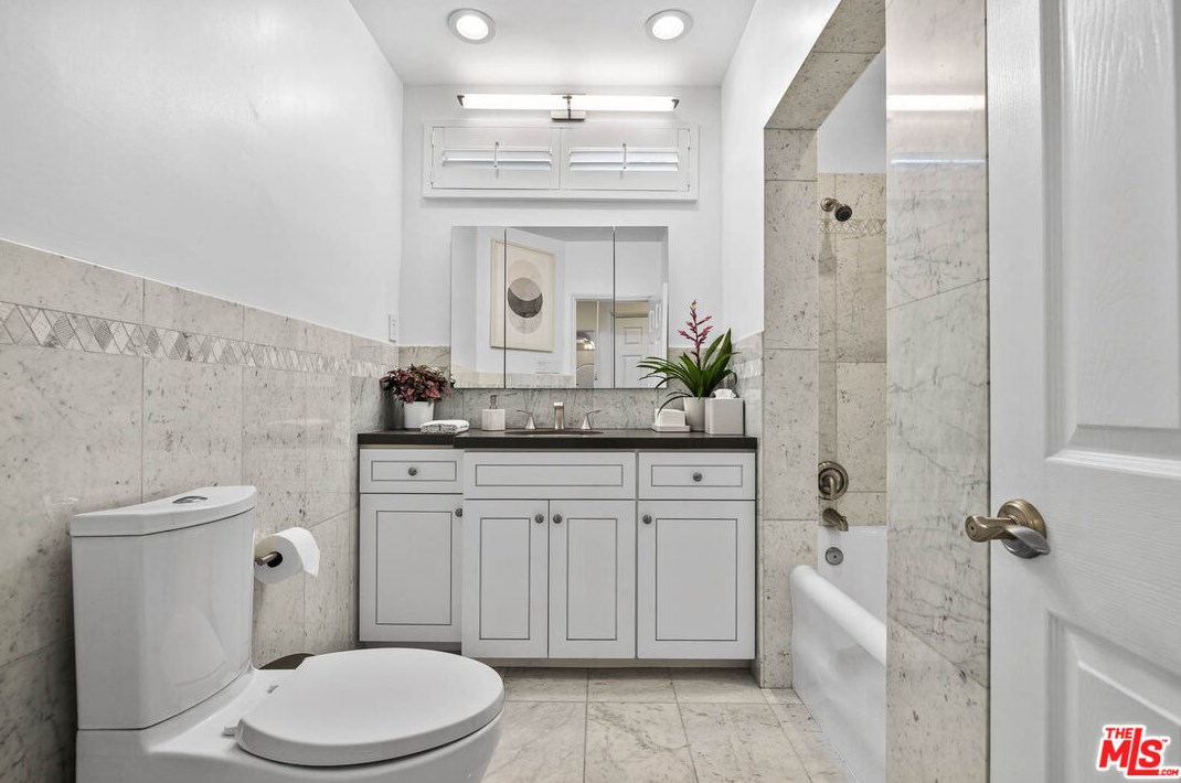 7271 Oakwood Ave, Los Angeles CA  90036-2510 exterior