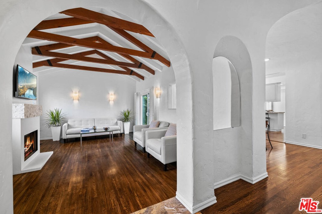 7271 Oakwood Ave, Los Angeles CA  90036-2510 exterior