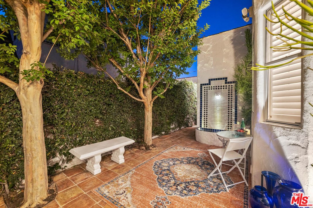 7271 Oakwood Ave, Los Angeles CA  90036-2510 exterior