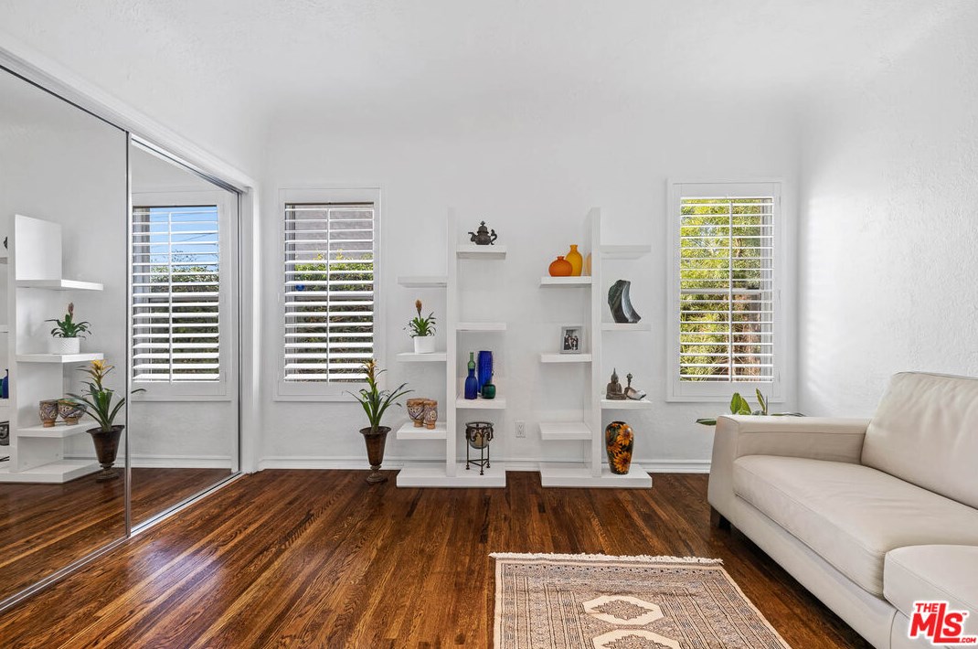 7271 Oakwood Ave, Los Angeles CA  90036-2510 exterior