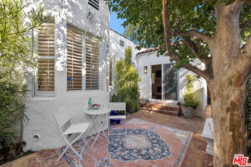 7271 Oakwood Ave, Los Angeles CA  90036-2510 exterior