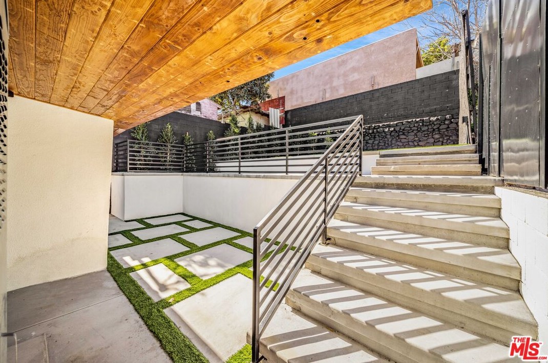 809 Gage Ave, Los Angeles CA  90001-1515 exterior