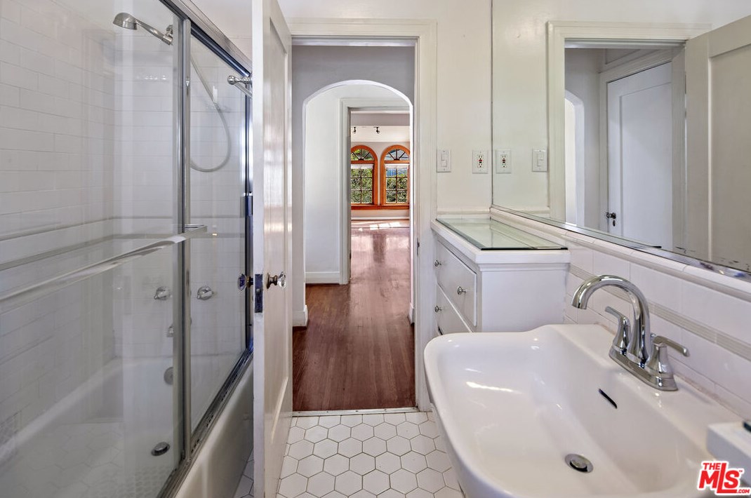 2277 Canyon Dr, Los Angeles CA  90068-2401 exterior