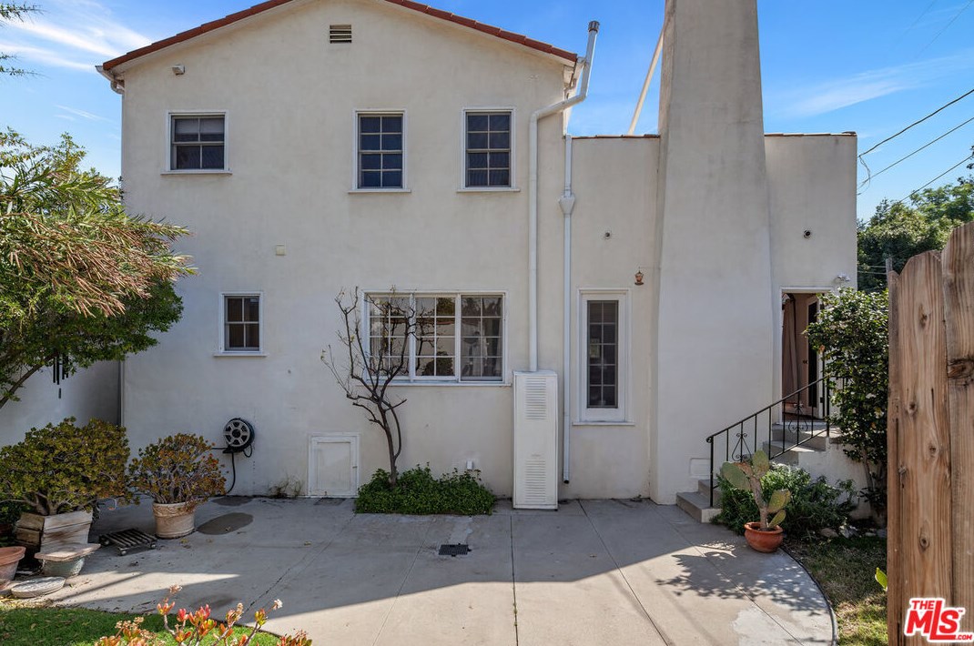 2277 Canyon Dr, Los Angeles CA  90068-2401 exterior