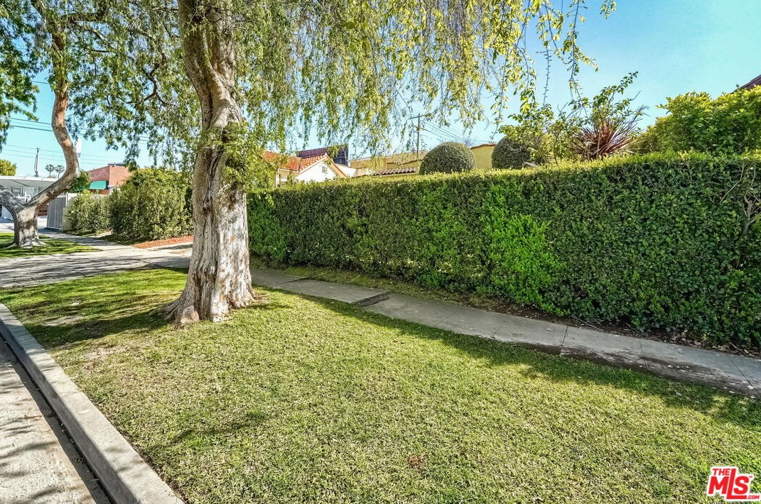 1420 Carmona Ave, Los Angeles CA  90019-3903 exterior