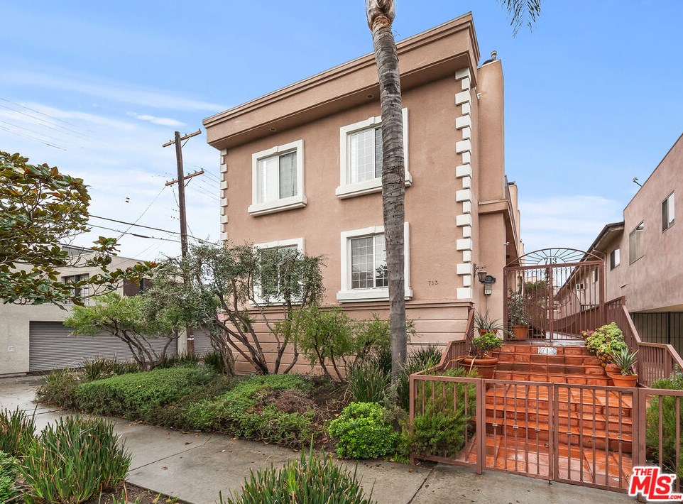 713 Sycamore Ave, Los Angeles CA  90038-3353 exterior