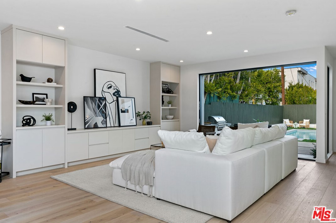 736 Martel Ave, Los Angeles CA  90046-7507 exterior
