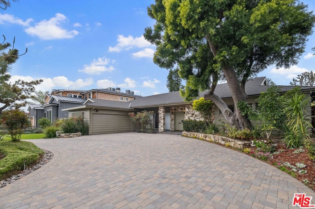 1401 Allenford Ave, Los Angeles CA  90049-3613 exterior