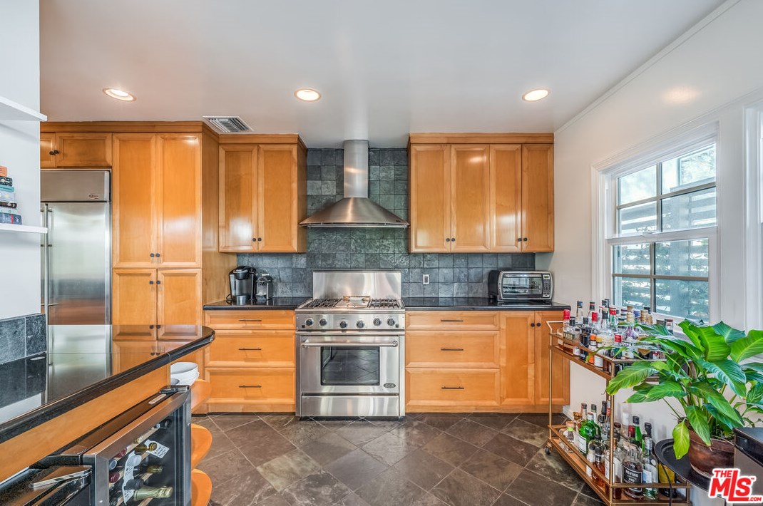 1324 Carmona Ave, Los Angeles CA  90019-2532 exterior