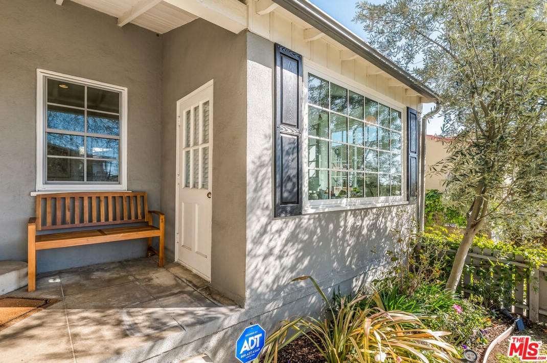 1324 Carmona Ave, Los Angeles CA  90019-2532 exterior