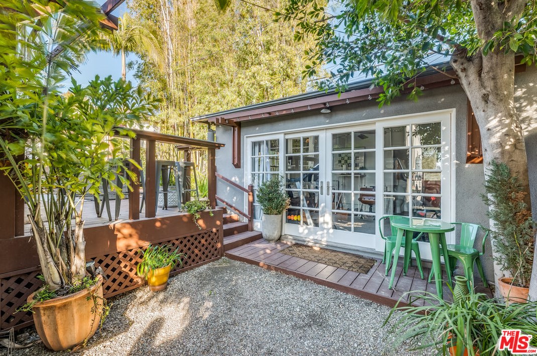 1324 Carmona Ave, Los Angeles CA  90019-2532 exterior