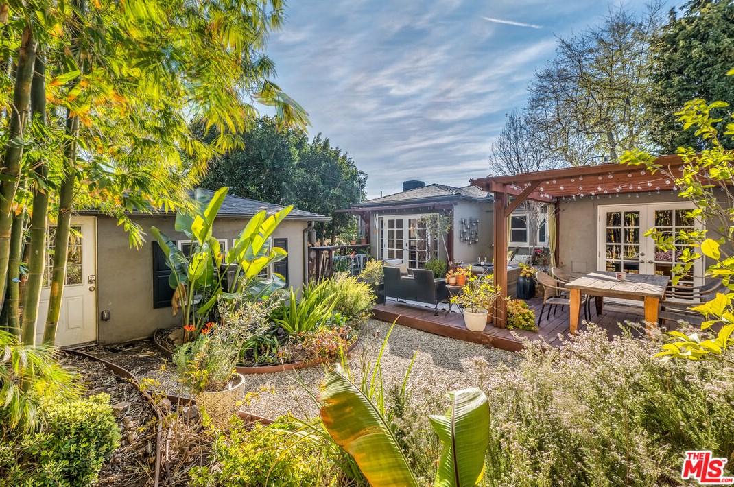 1324 Carmona Ave, Los Angeles CA  90019-2532 exterior