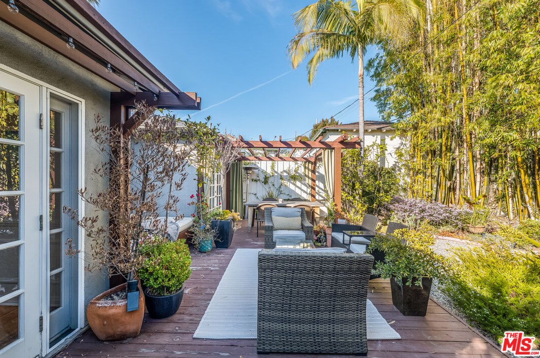 1324 Carmona Ave, Los Angeles CA  90019-2532 exterior