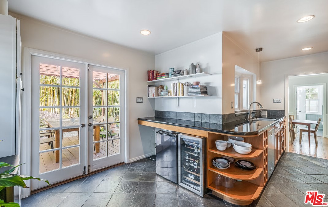 1324 Carmona Ave, Los Angeles CA  90019-2532 exterior