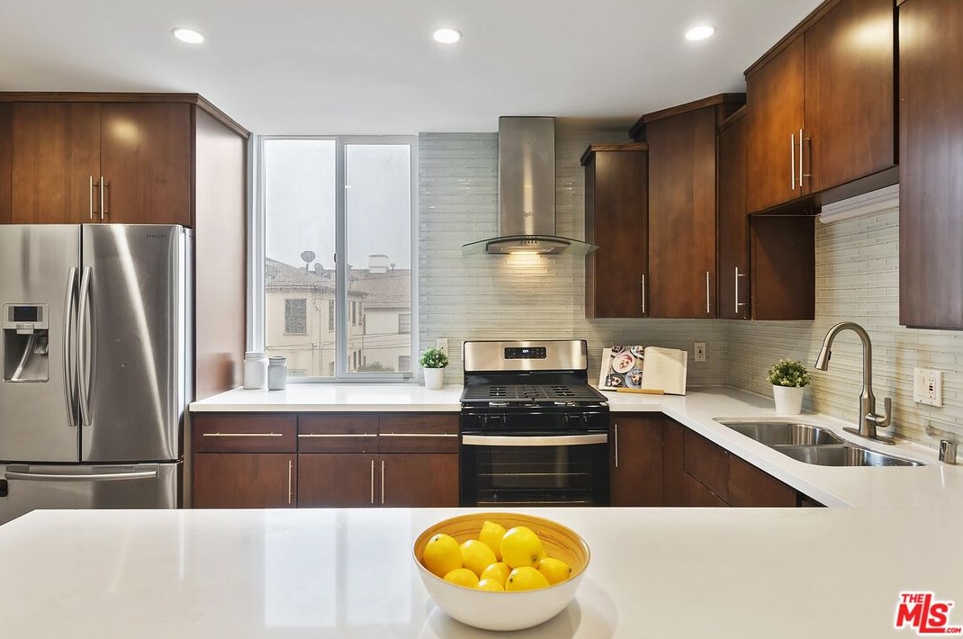 1825 Thayer Ave, Los Angeles CA  90024-6024 exterior