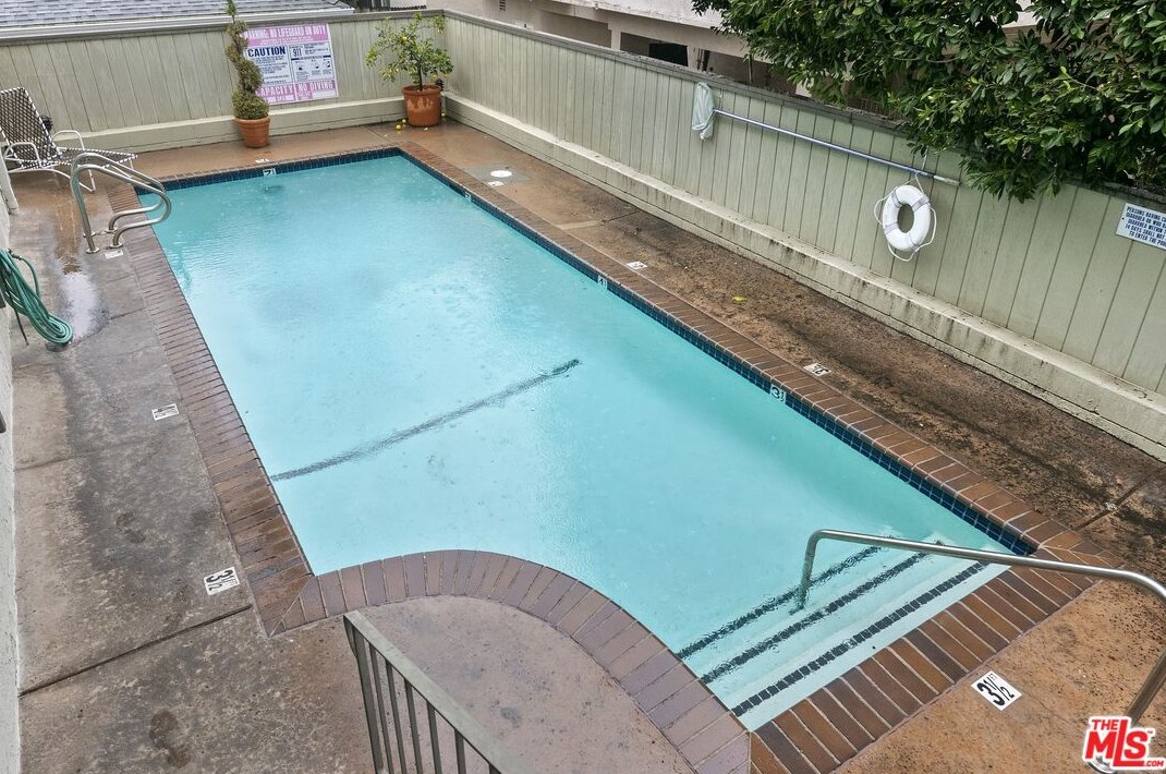 1825 Thayer Ave, Los Angeles CA  90024-6024 exterior