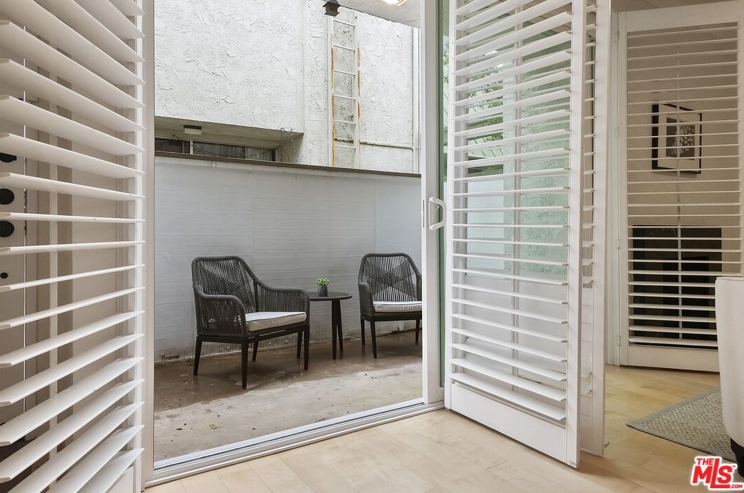 1825 Thayer Ave, Los Angeles CA  90024-6024 exterior