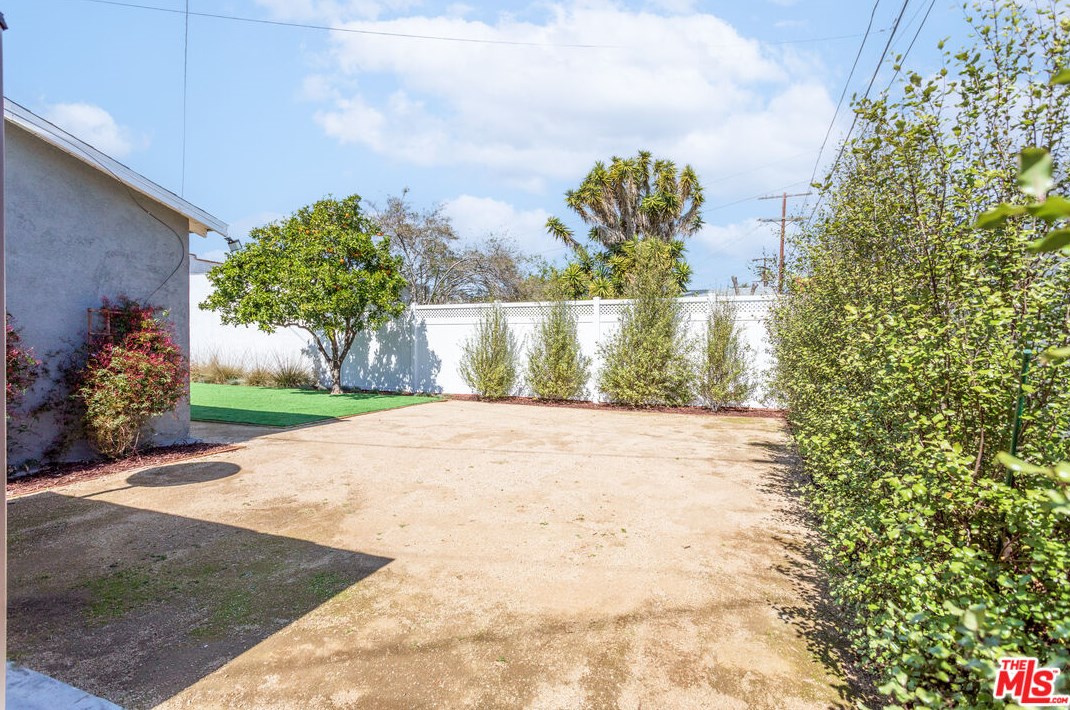 6218 Rimpau Blvd, Los Angeles CA  90043-3730 exterior