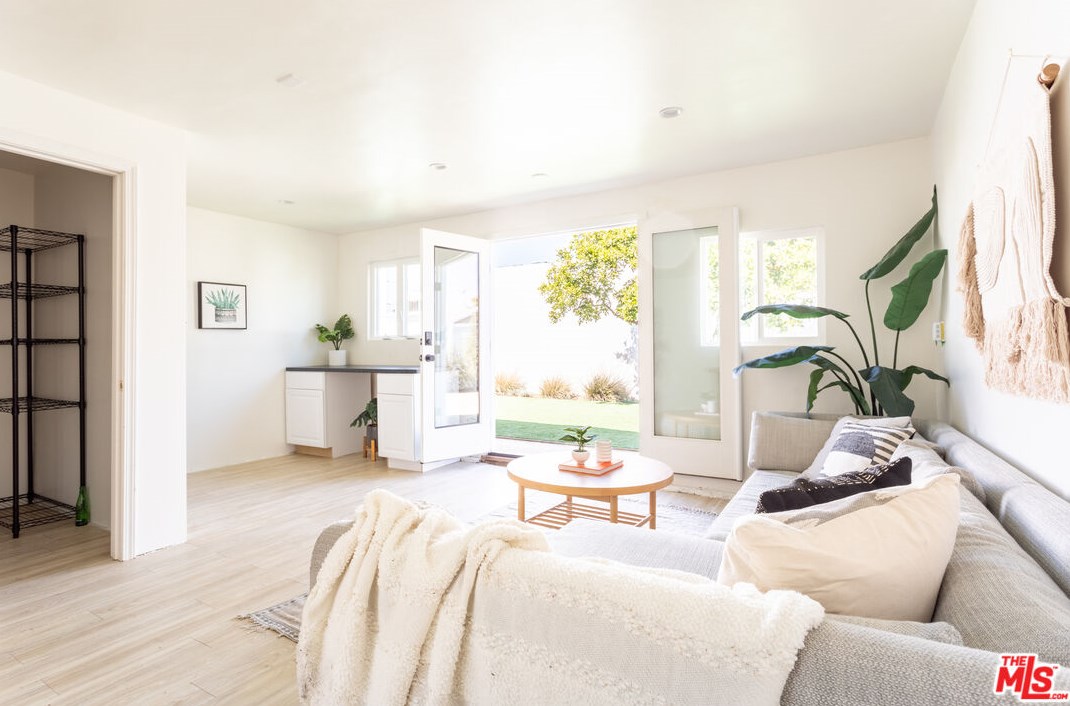 6218 Rimpau Blvd, Los Angeles CA  90043-3730 exterior