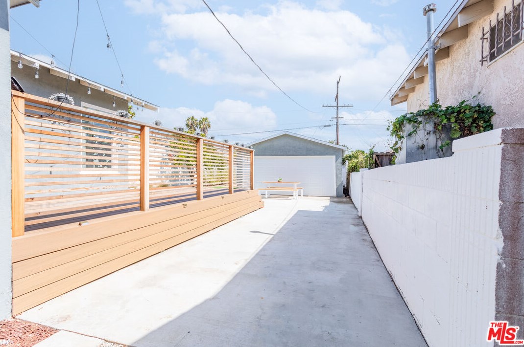 6218 Rimpau Blvd, Los Angeles CA  90043-3730 exterior