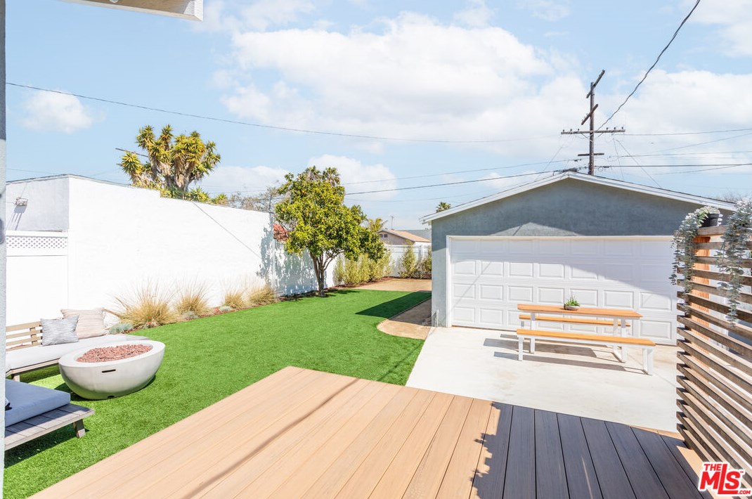 6218 Rimpau Blvd, Los Angeles CA  90043-3730 exterior