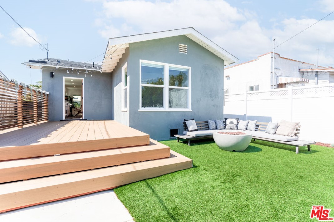 6218 Rimpau Blvd, Los Angeles CA  90043-3730 exterior