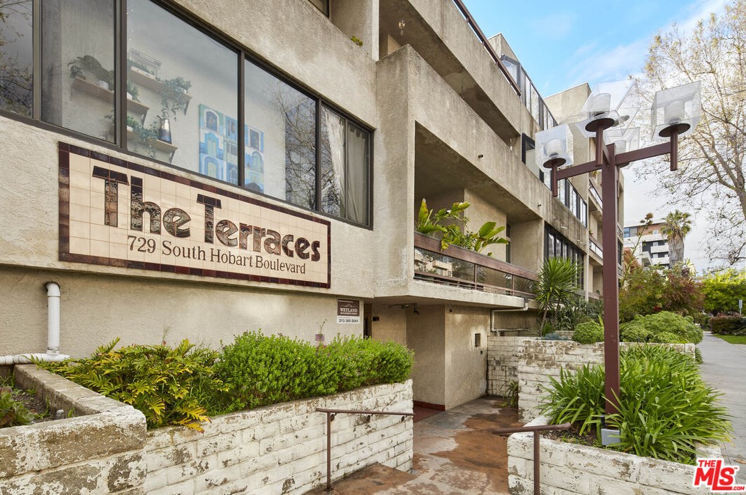 729 Hobart Blvd, Los Angeles CA  90005-2861 exterior