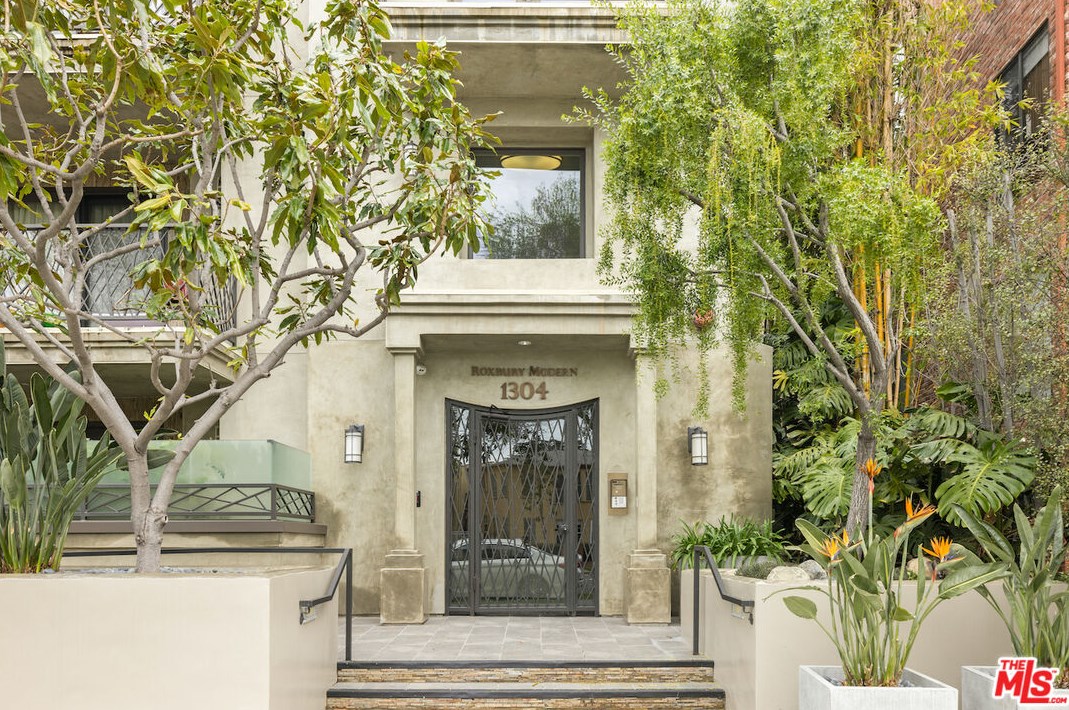 1304 Roxbury Dr, Los Angeles CA  90035-4739 exterior