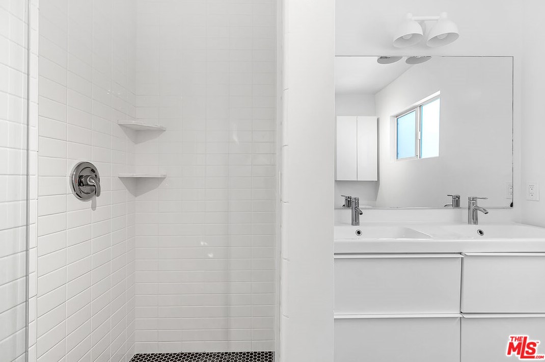 7452 Romaine St, Los Angeles CA  90046-6623 exterior