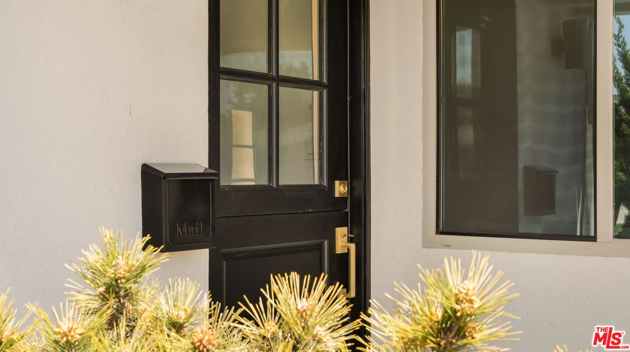 3776 Norton Ave, Los Angeles CA  90018-4047 exterior