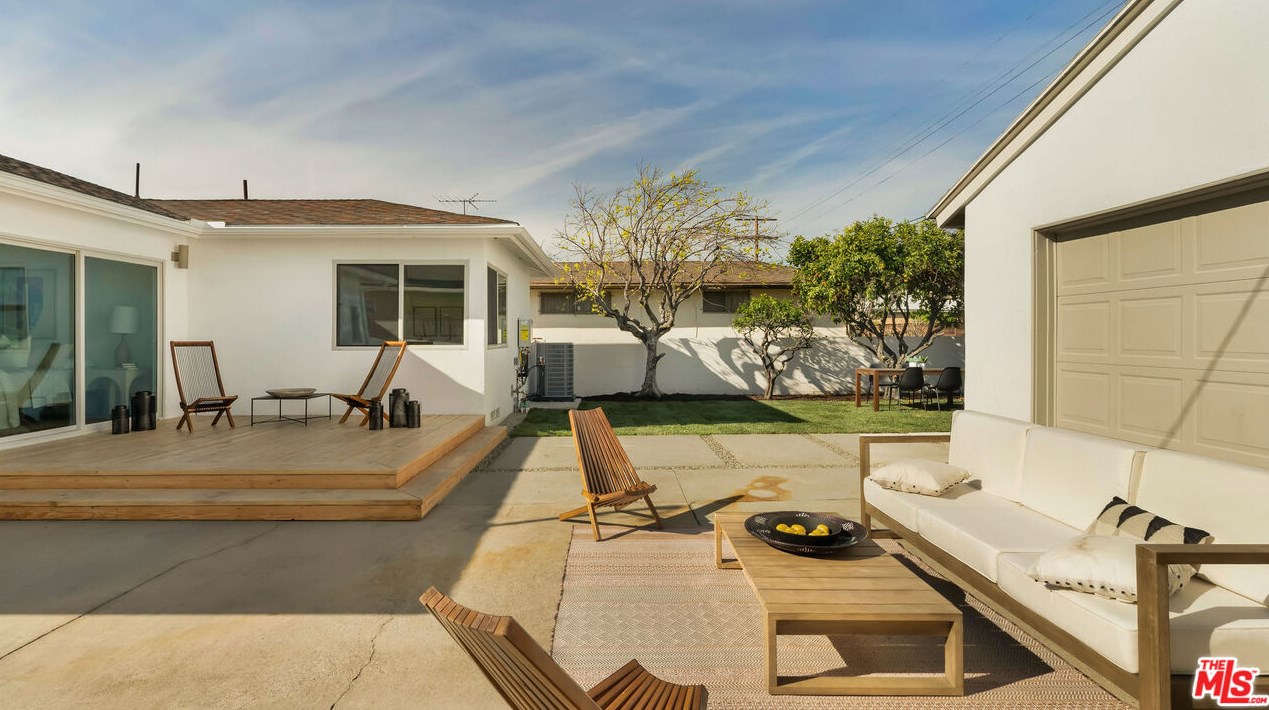 3776 Norton Ave, Los Angeles CA  90018-4047 exterior